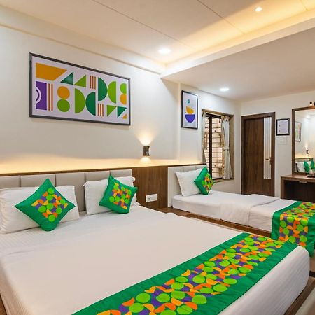 Treebo Petals Banquet & Suites - Kolkata Exterior photo