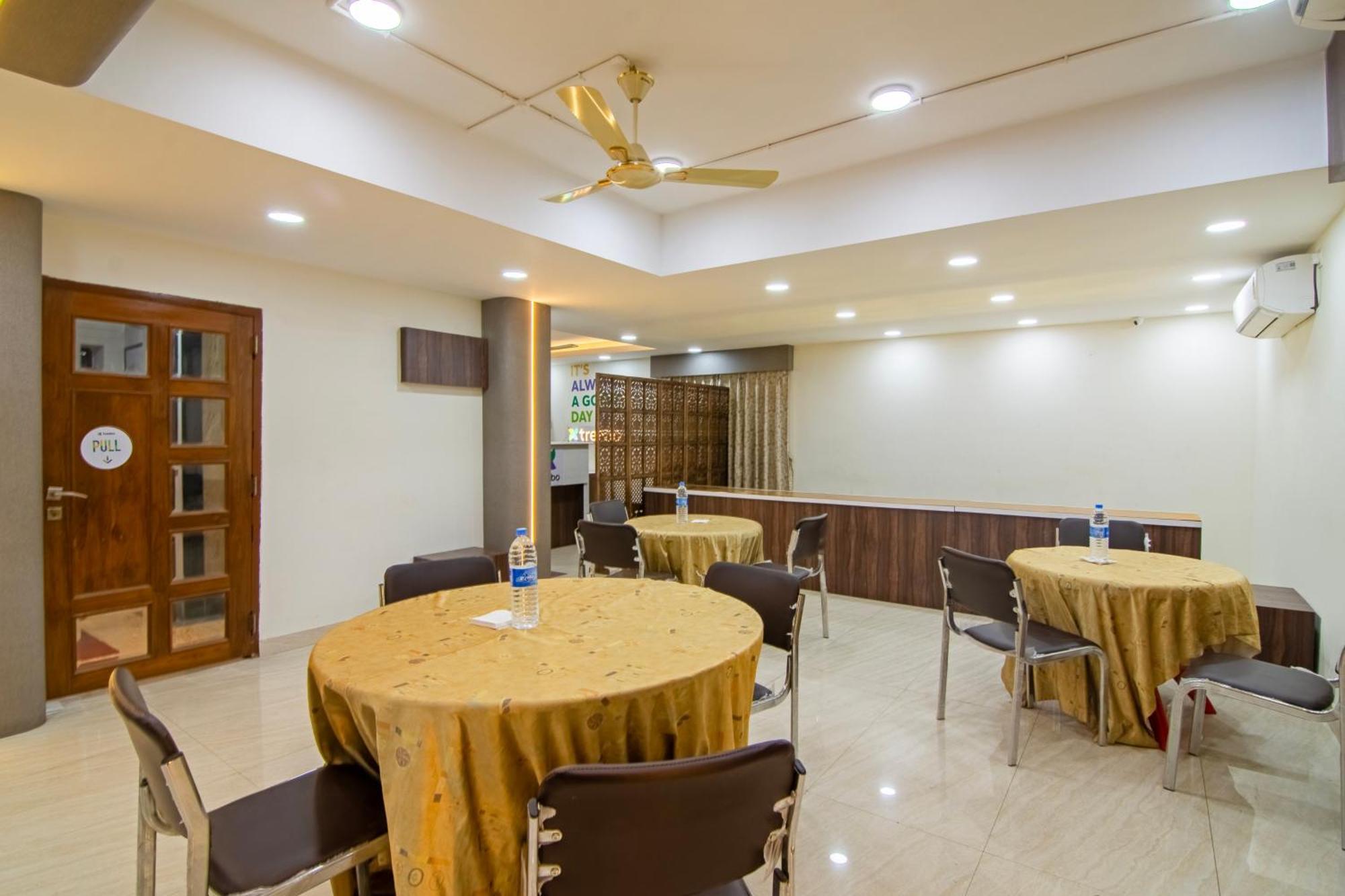 Treebo Petals Banquet & Suites - Kolkata Exterior photo